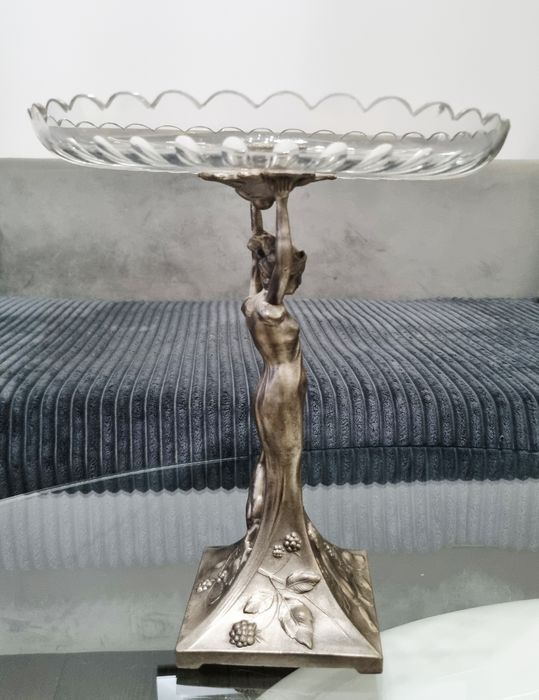 Posrebrzana i sygnowana patera z postacią kobiety i 2 dzieci, secesja