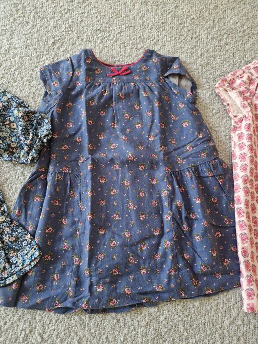 Roupa e sandálias de bebé