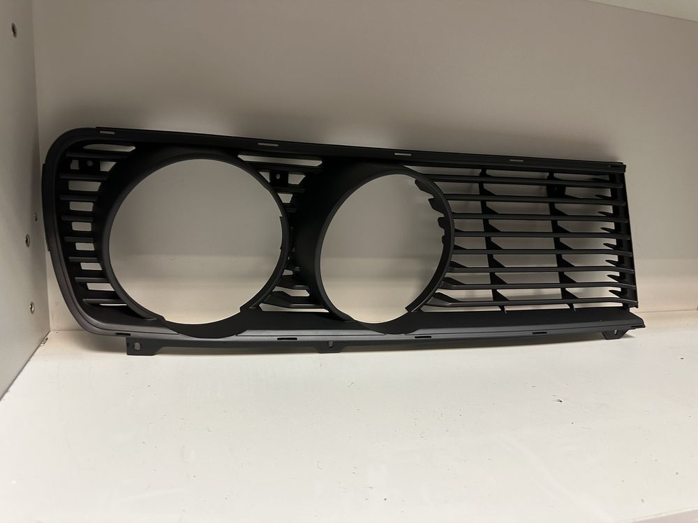 Grelhas dos faróis BMW E12