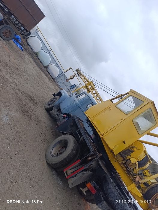 Автокран ЗІЛ робочому стані