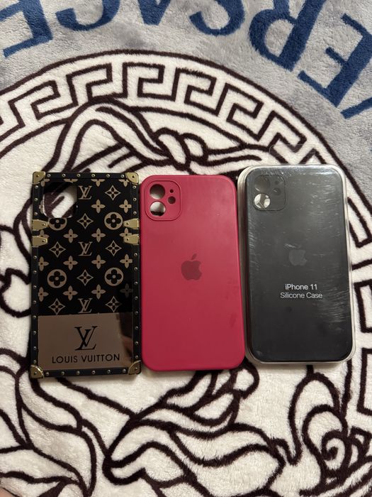 Продам три чихольчика на айфон -11