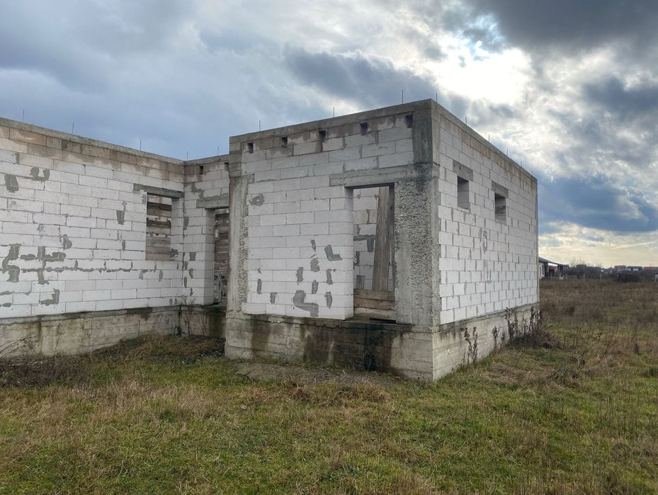 Продам земельну ділянку з недобудовою