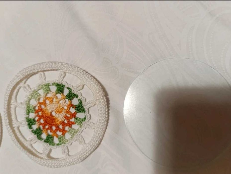 1 Toalha, 1 individual e 6 bases de copos em crochê