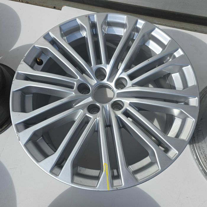 Felga aluminiowa AUDI A4 B9 8W 188J ET31  5x112 1szt