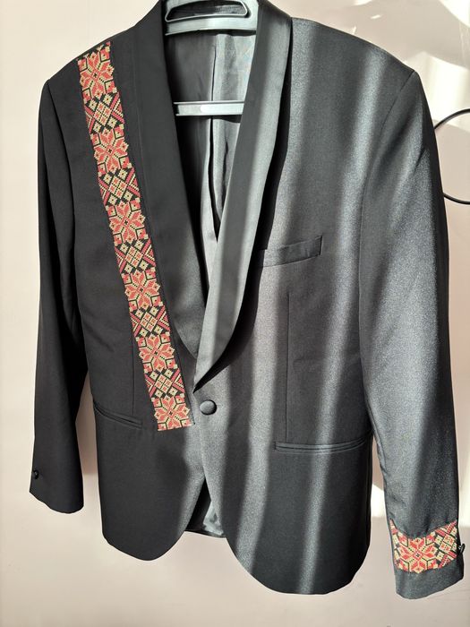 Жіночий піджак з мотивами вишивки