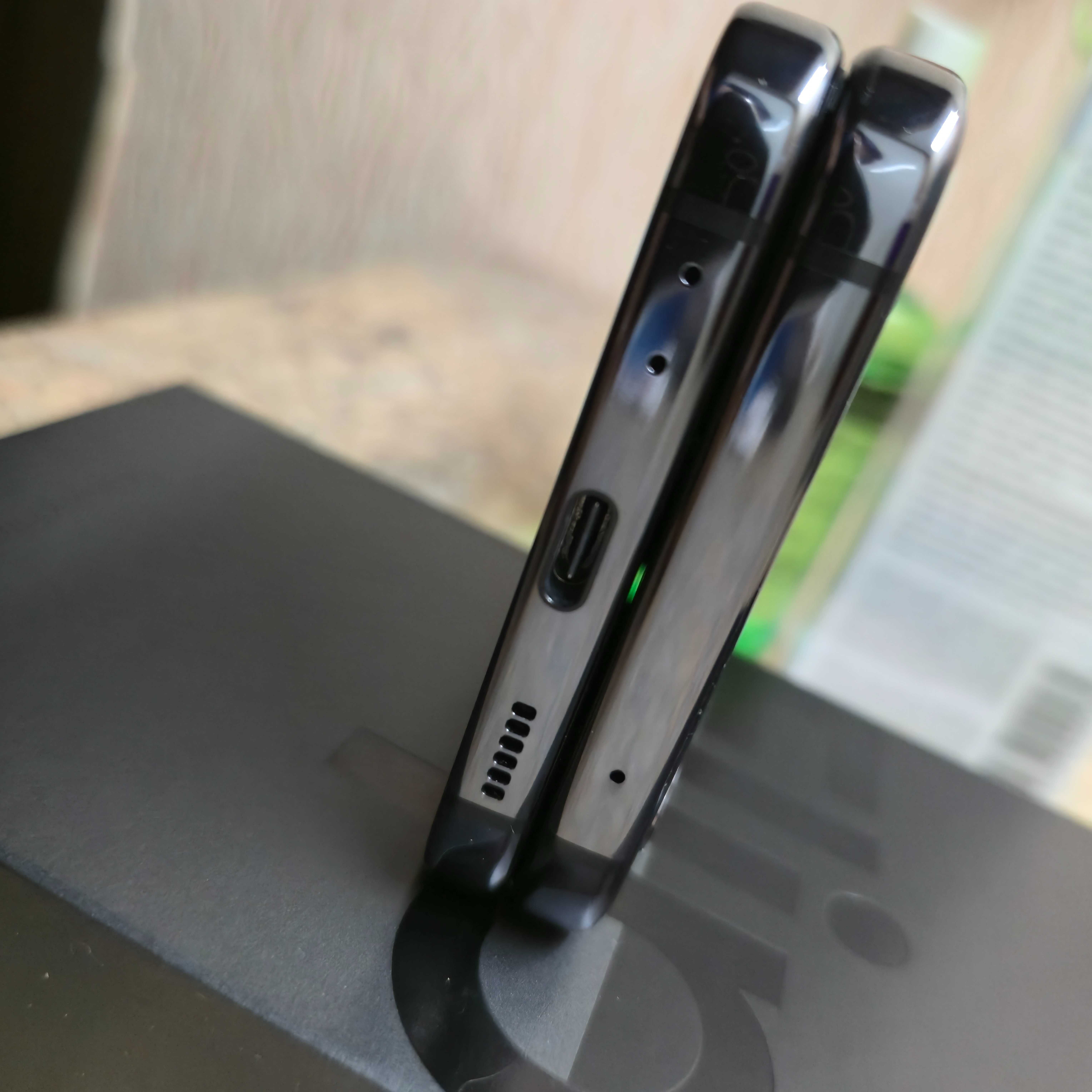 Samsung Galaxy Z Flip 4 8/128gb в ідеальному стані, як новий