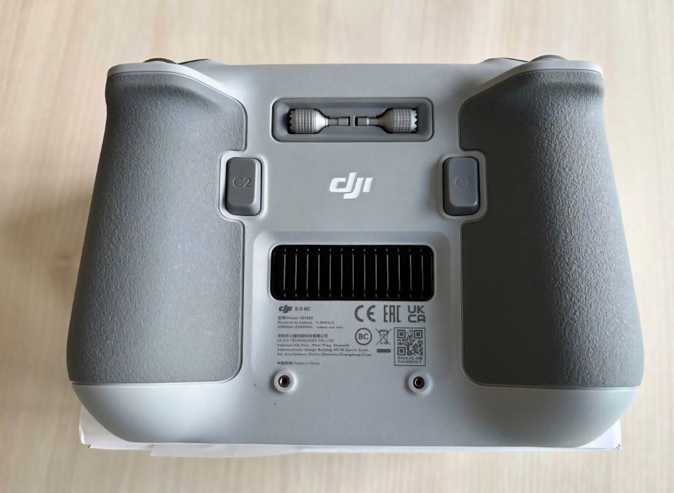 Dron DJi mini 3 z soczewkami, smyczką