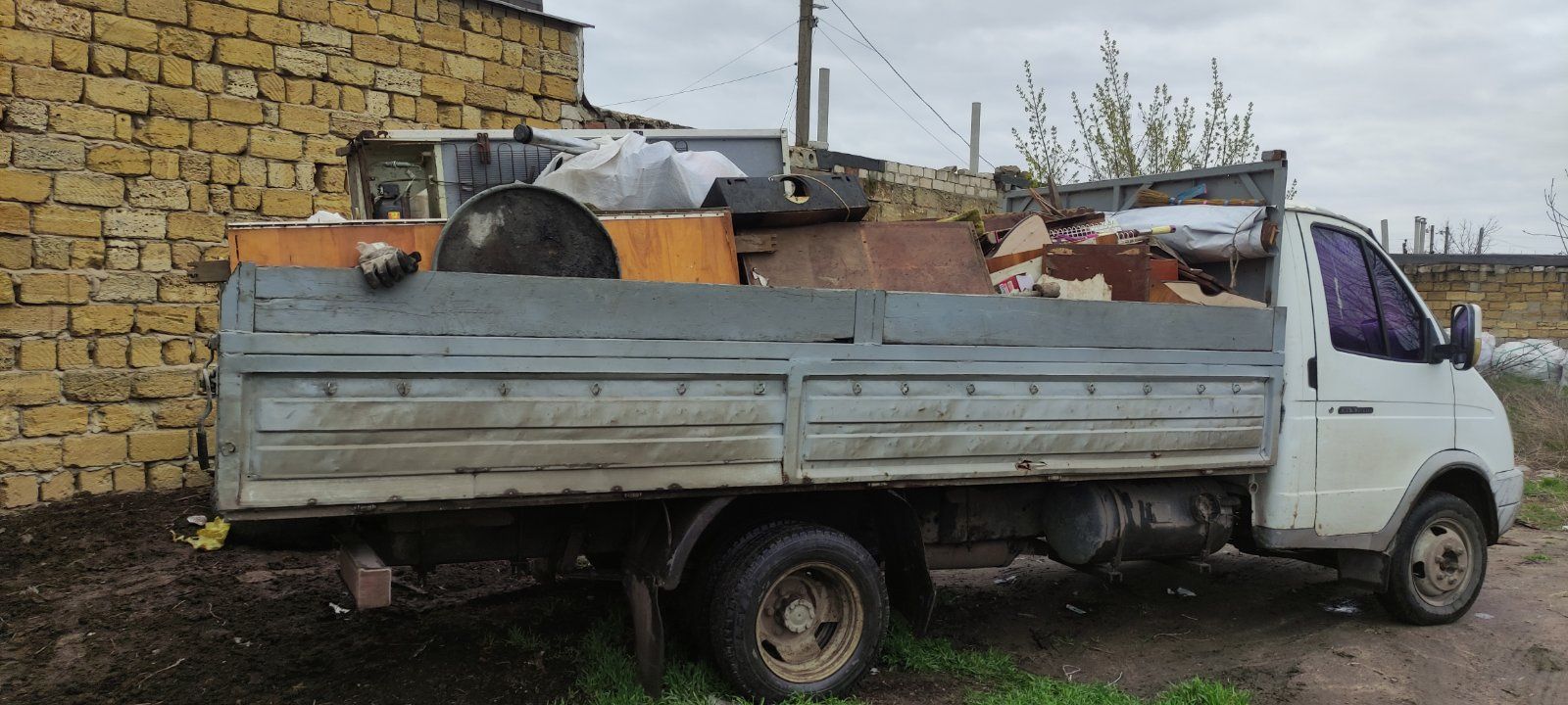 Вывоз любого мусора строительного бытового ненужной мебели.