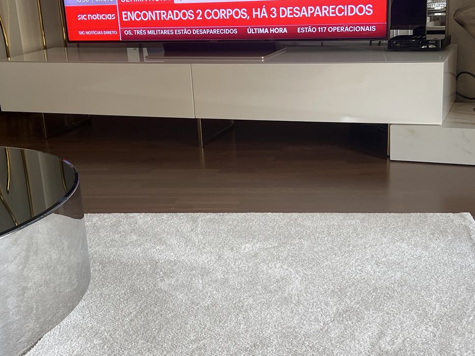 Movel de televisao TV branco 220 mt novo