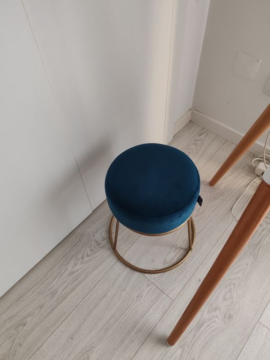 Puff decorativo em veludo azul petróleo e pés dourados