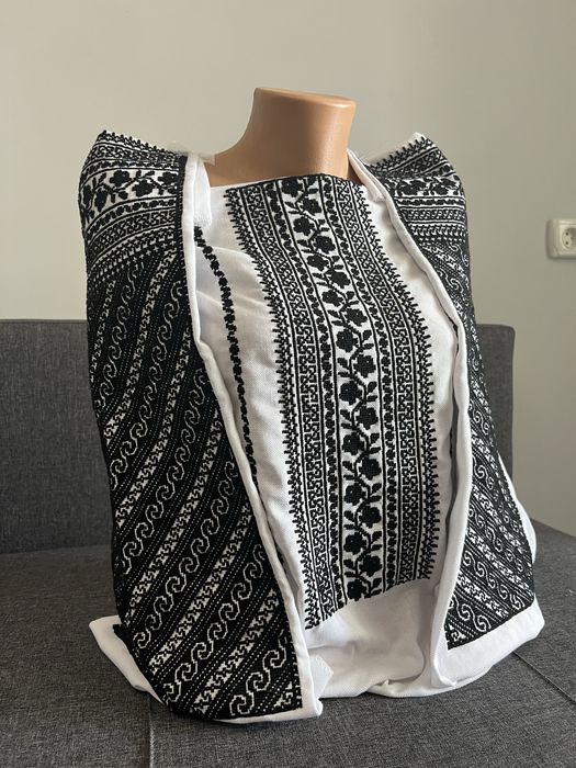 Жіноча борщівсько-сокальська вишиванка