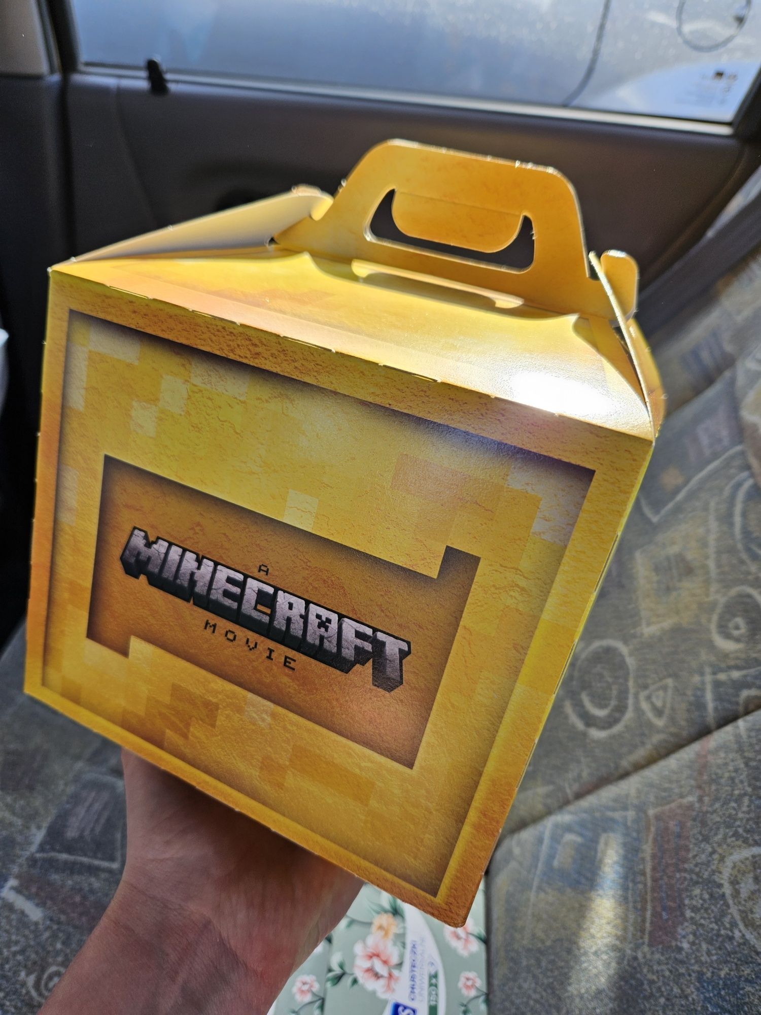 Limitowane złote opakowanie zestawu Minecraft Movie z McDonalds