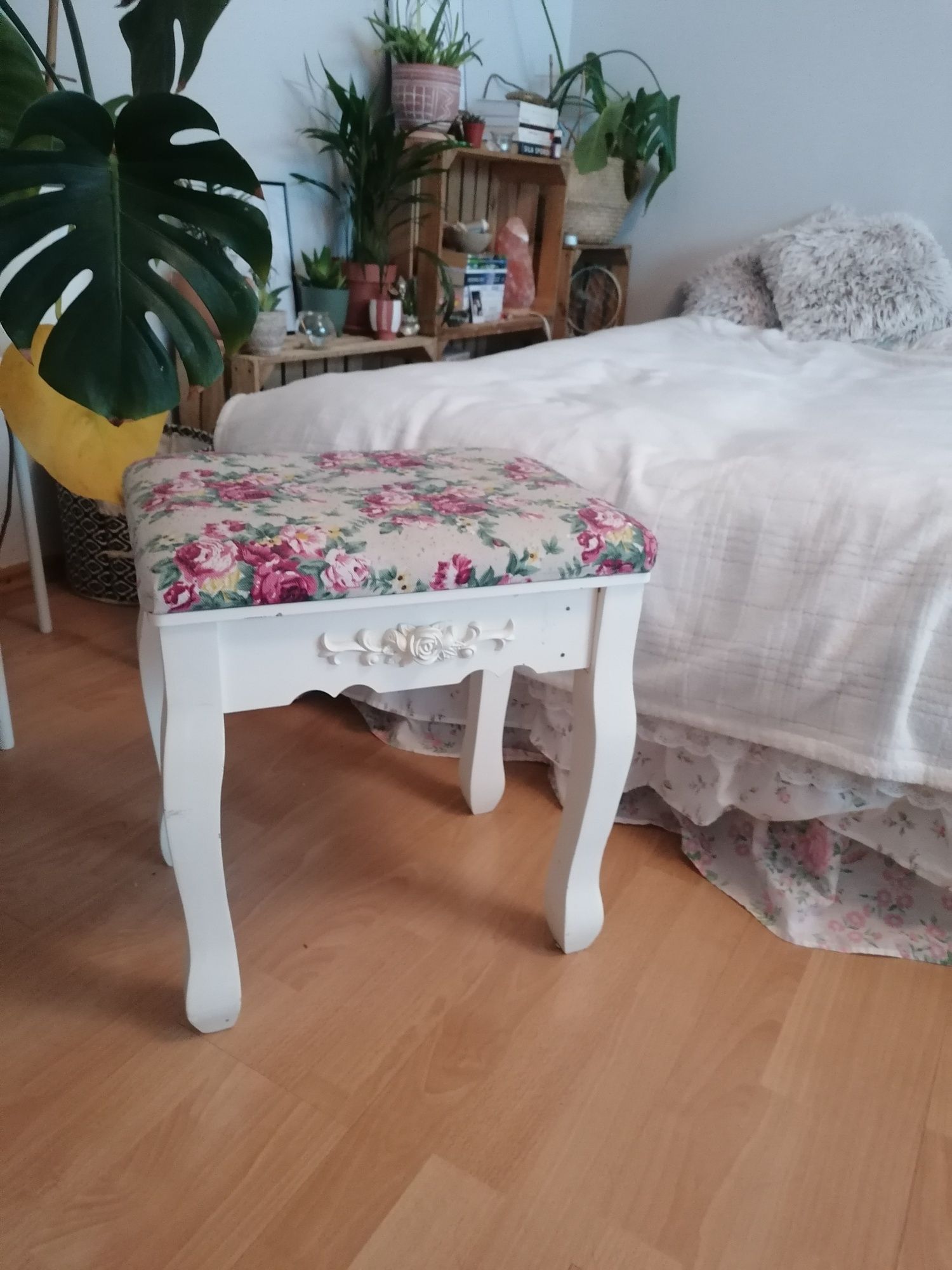 Biały taboret shabby chic vintage podnóżek grawer kwiaty róża pufa