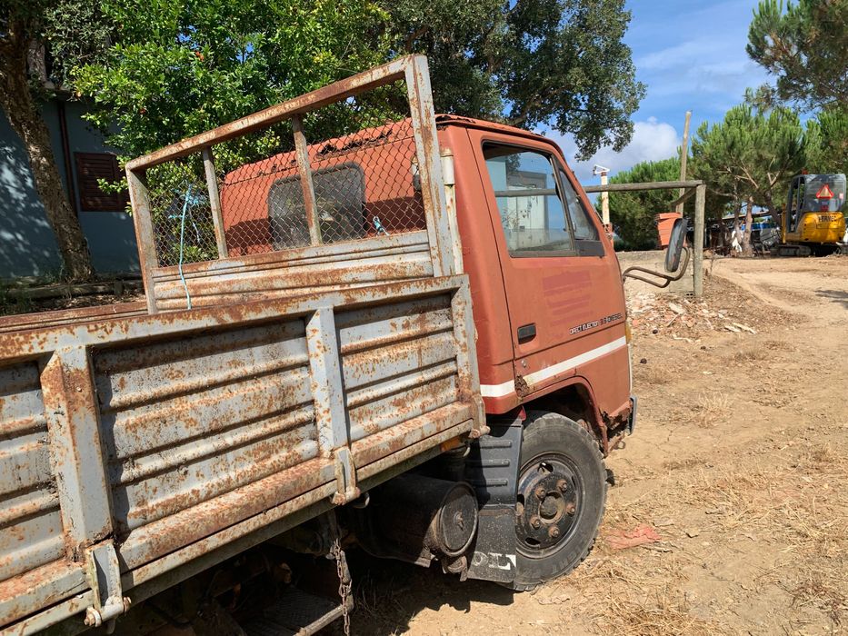 Isuzu com báscula Mafra