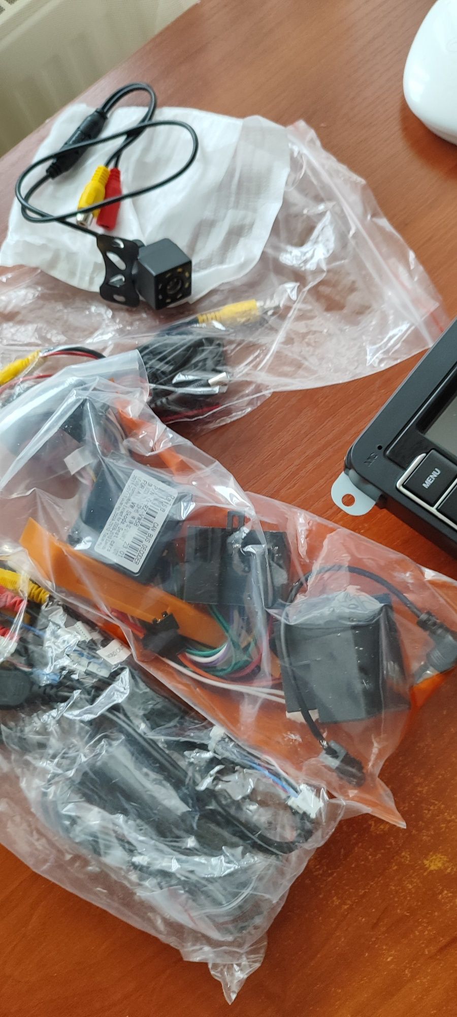 Автомагнітола з CarPLAY з камерою заднього огляду