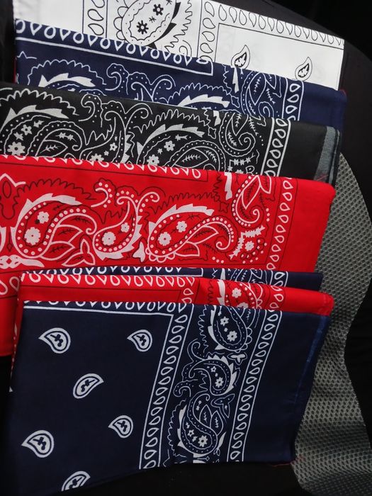 Хустинки-бандани різних кольорів нові, із шовку з візерунком.