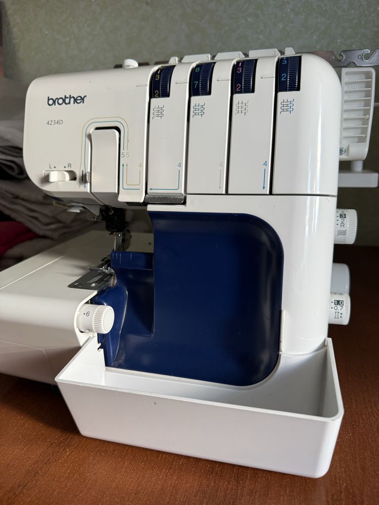 Продам оверлок Brother 4234 D
