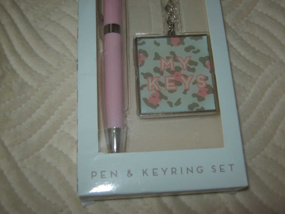 Długopis i breloczek do kluczy róż kwiaty