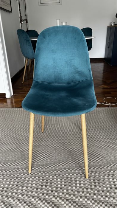 Cadeiras em veludo e pés de madeira