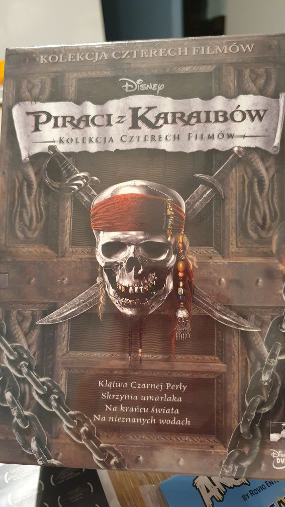 Piraci z Karaibów zestaw czterech filmów na DVD.