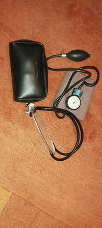 Ciśnieniomierz z pompką i stetoskop
