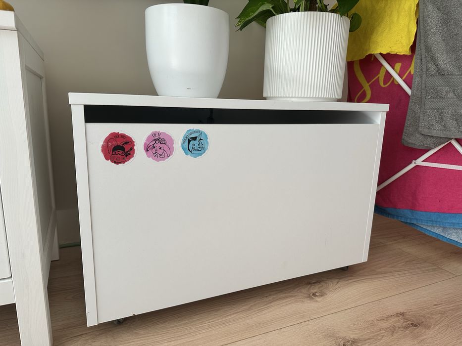 biała skrzynka na zabawki / ubrania / koce