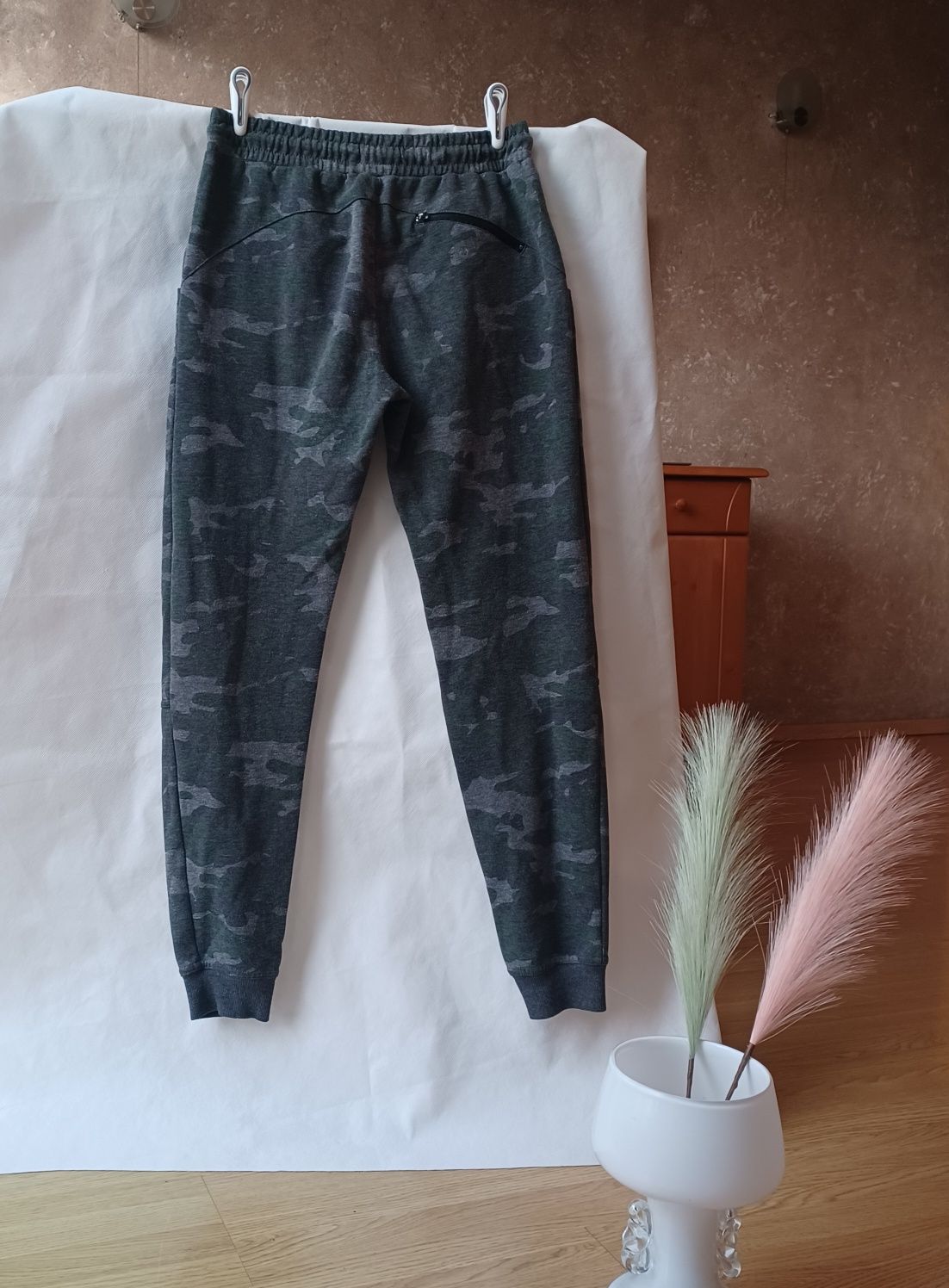 Super dresy spodnie dresowe Cropp moro khaki zielone szare XS S 34 36