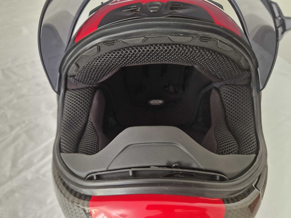Capacete ROOF RO200 em carbono, tamanho M, pesa apenas 1090g