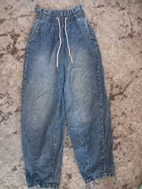 Spodnie jeansowe z pasem w gumce Bershka