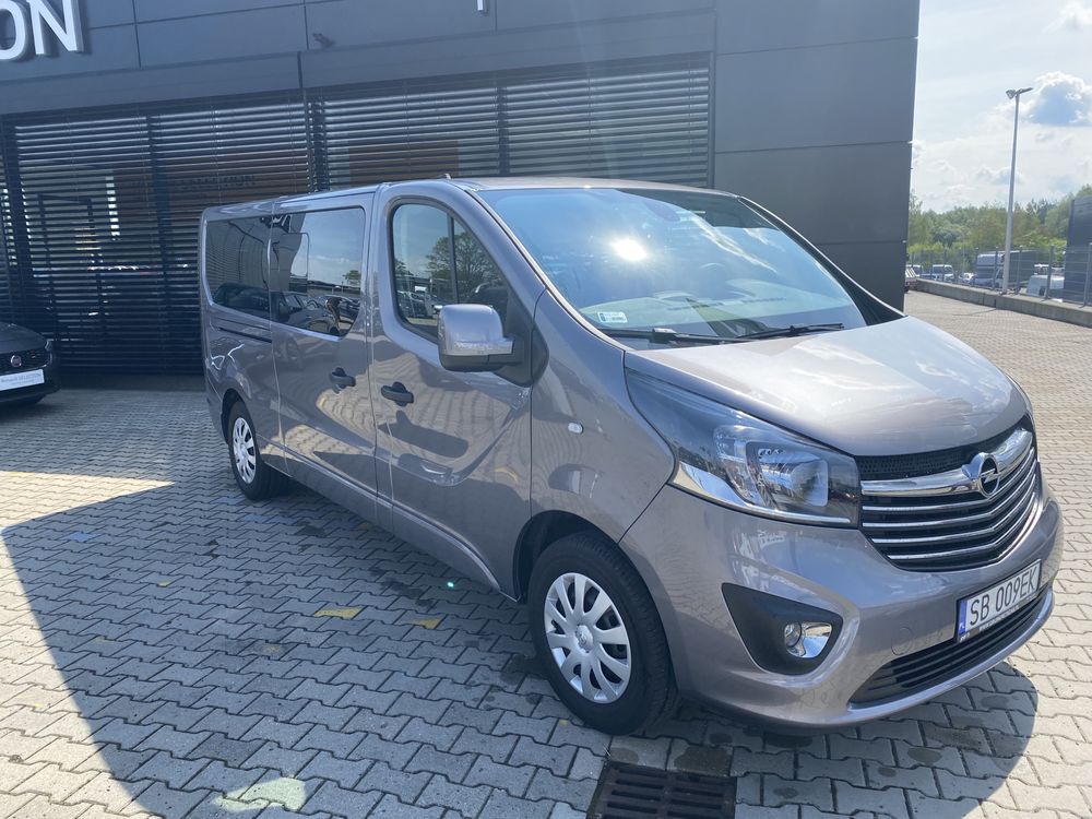 Wynajem Busa Opel Vivaro Long 9 osobowy