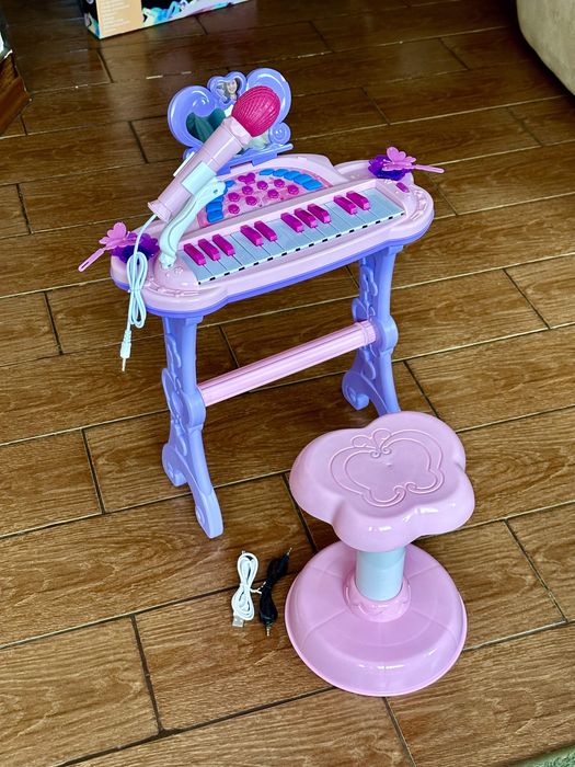 Синтезатор піаніно з мікрофоном та стільчиком