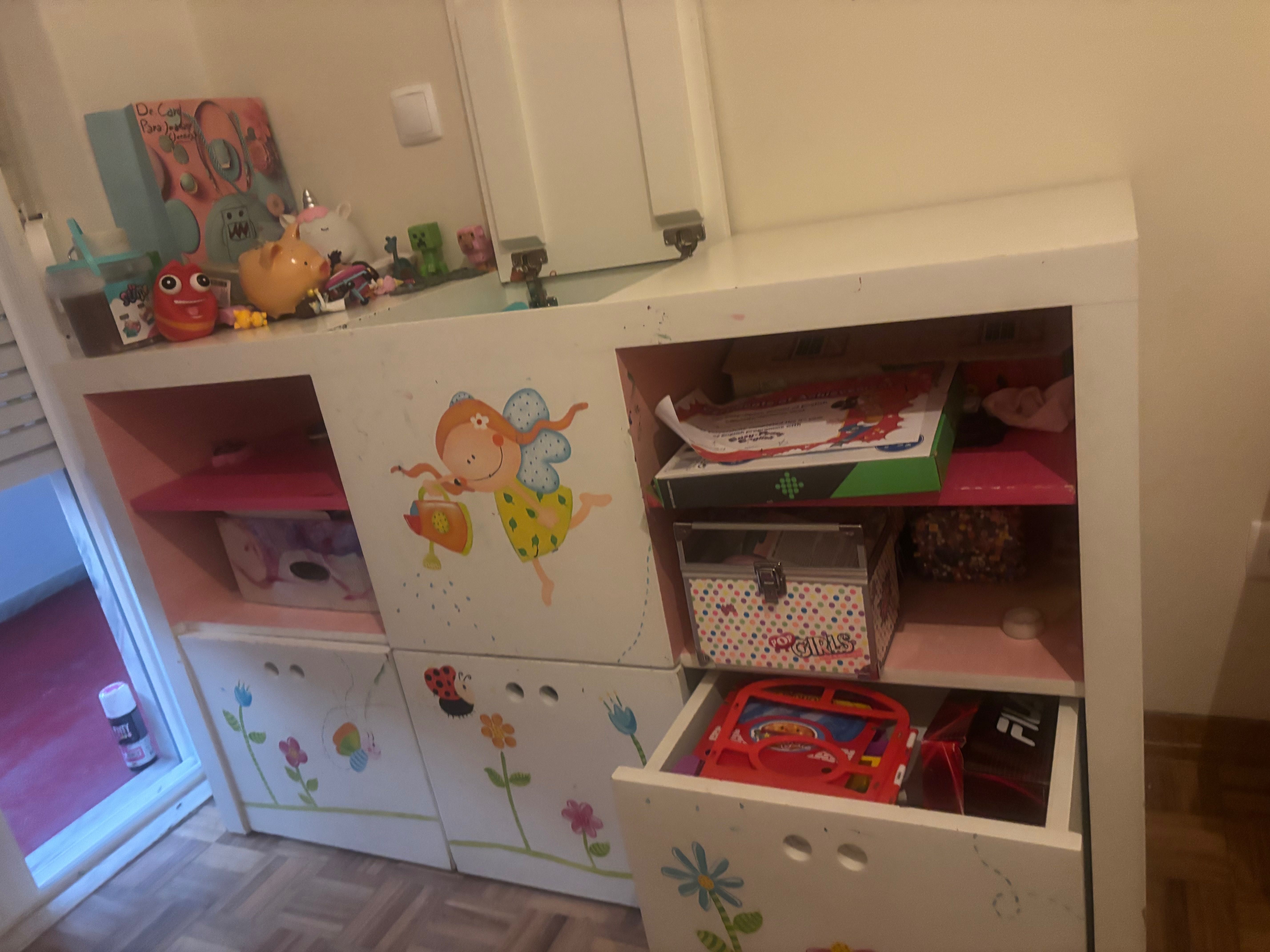 Secretaria e móvel menina