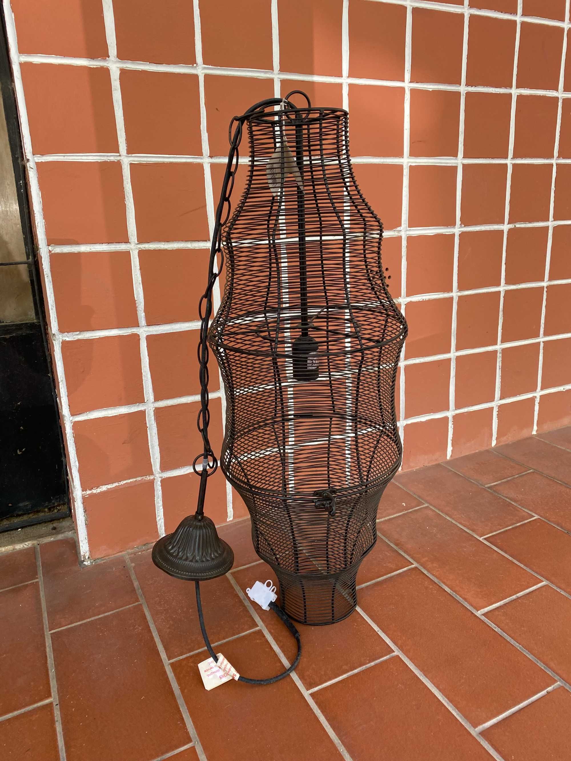 Candeeiro de tecto em ferro.