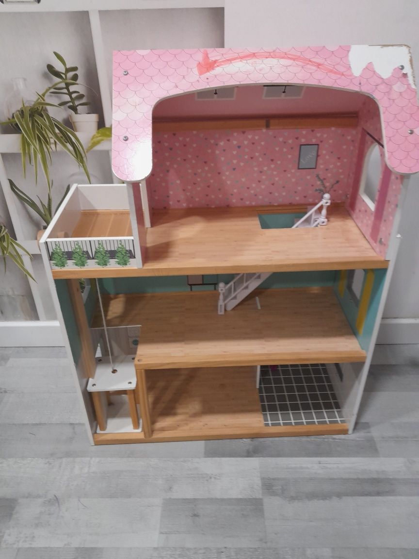 Domek dla lalek z windą dla dzieci