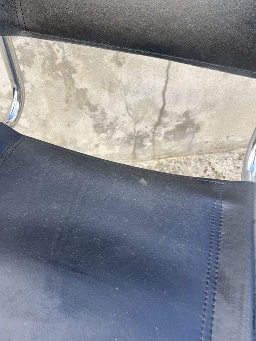 Cadeira vintage estilo Bauhaus em couro preto e estrutura cromada