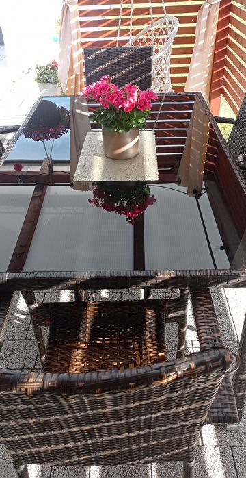 Stół ogrodowy technoratan z szybą hartowaną