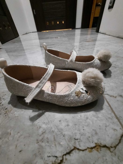 Buciki łabędzie, pompony i kryształki