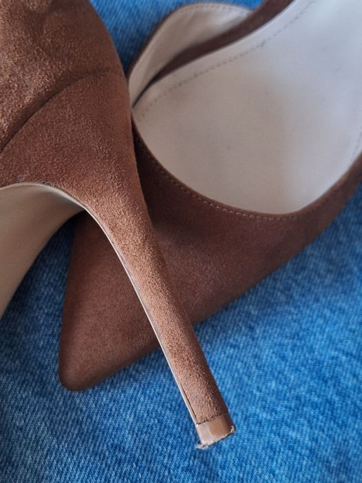 Замшеві туфлі лодочки коричневі з гостим носком від mango