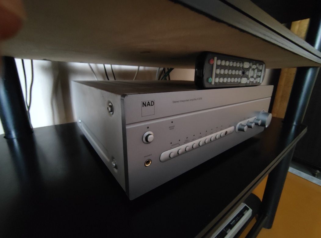 Wzmacniacz NAD C372 z pilotem 2x150W