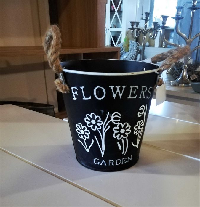 Czarna metalowa osłonka Flowers