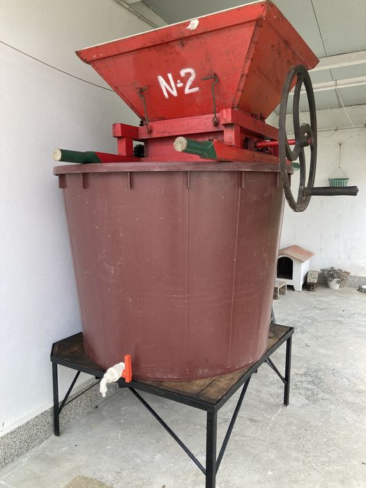 Vendo dorna plástica de 650 litros com troneira+ tripé