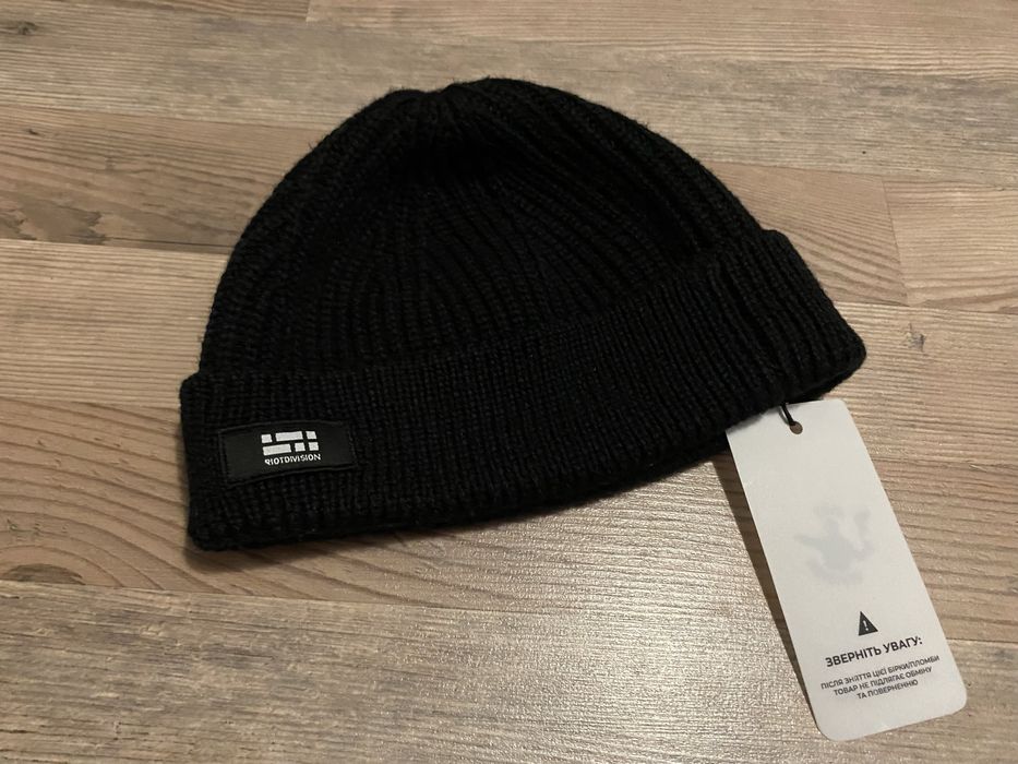 шапка riot division