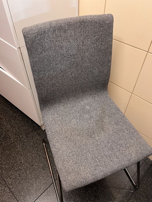 2 cadeiras cinzentas Ikea