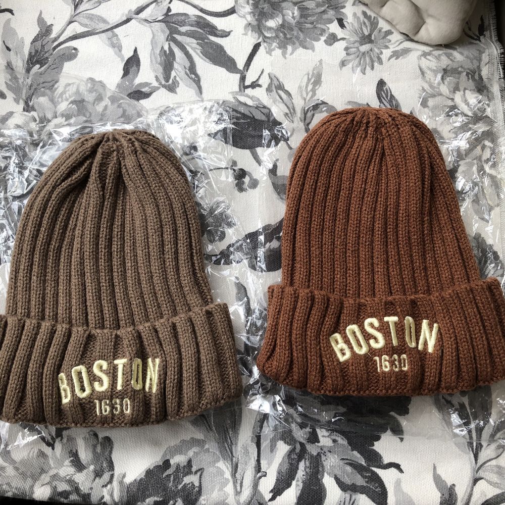 В’язана шапка з літерами Boston