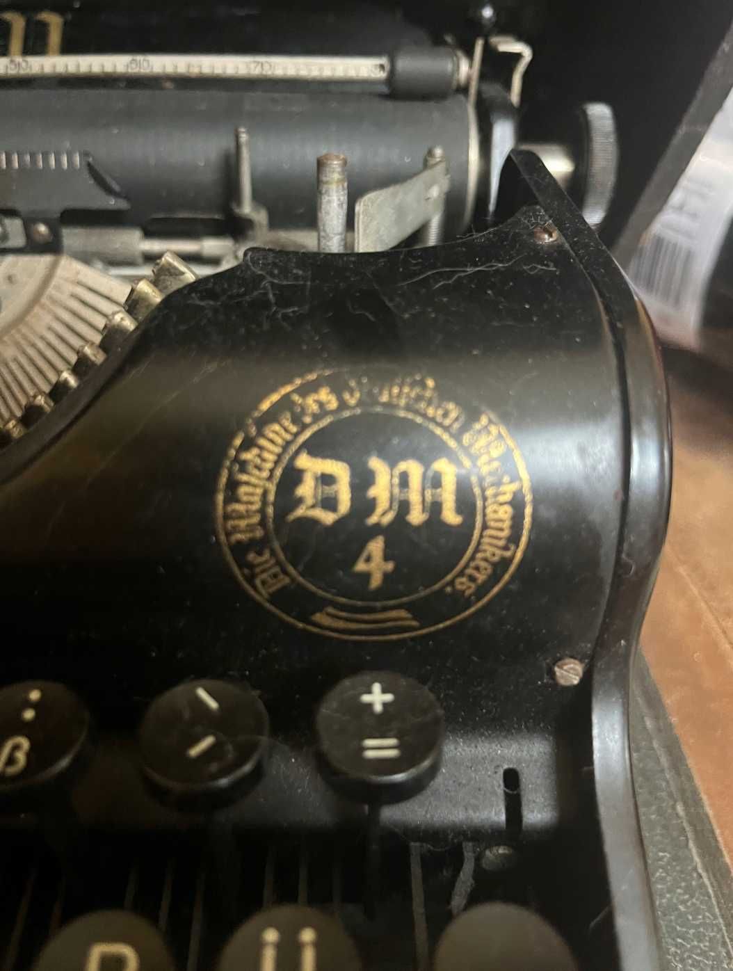 Zabytkowa maszyna do pisania DM model 4