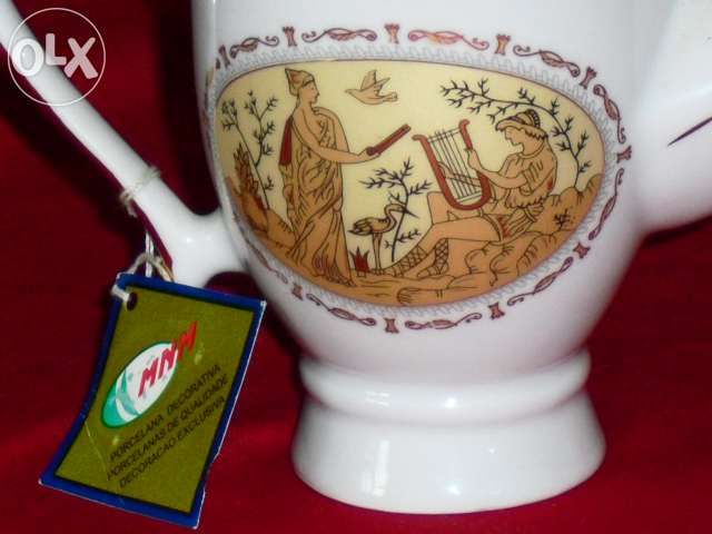 Cafeteira, chavena e pires, porcelana