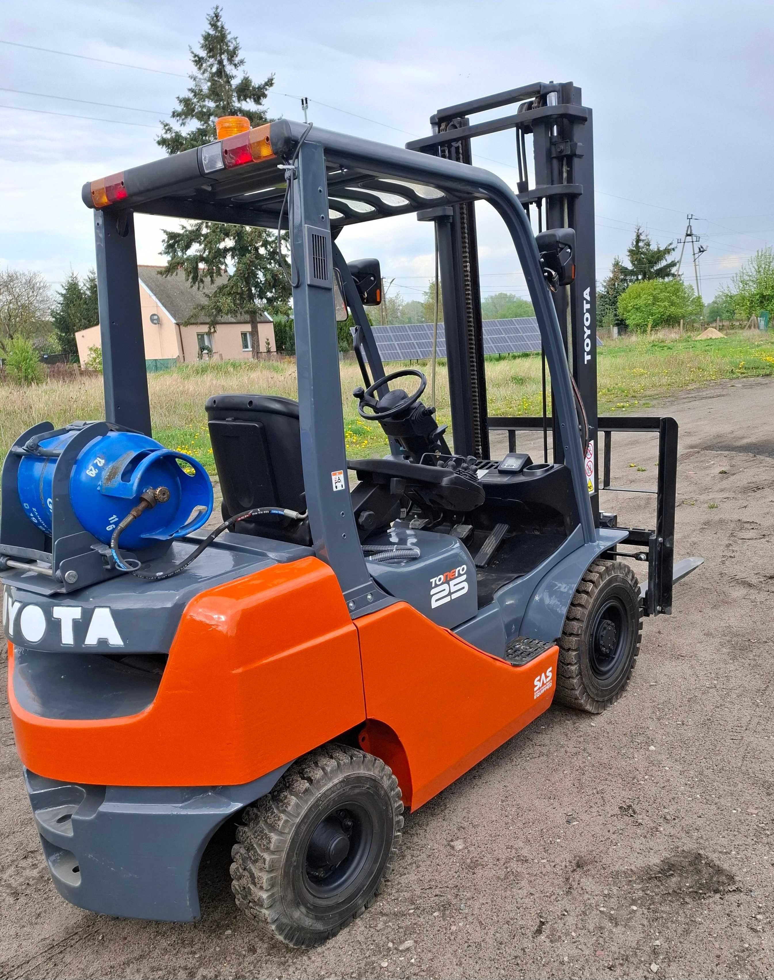 Wózek widłowy TOYOTA 8FG25