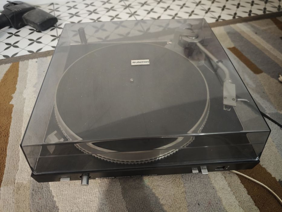 Gramofon g8010 stan wizualny b. Dobry.