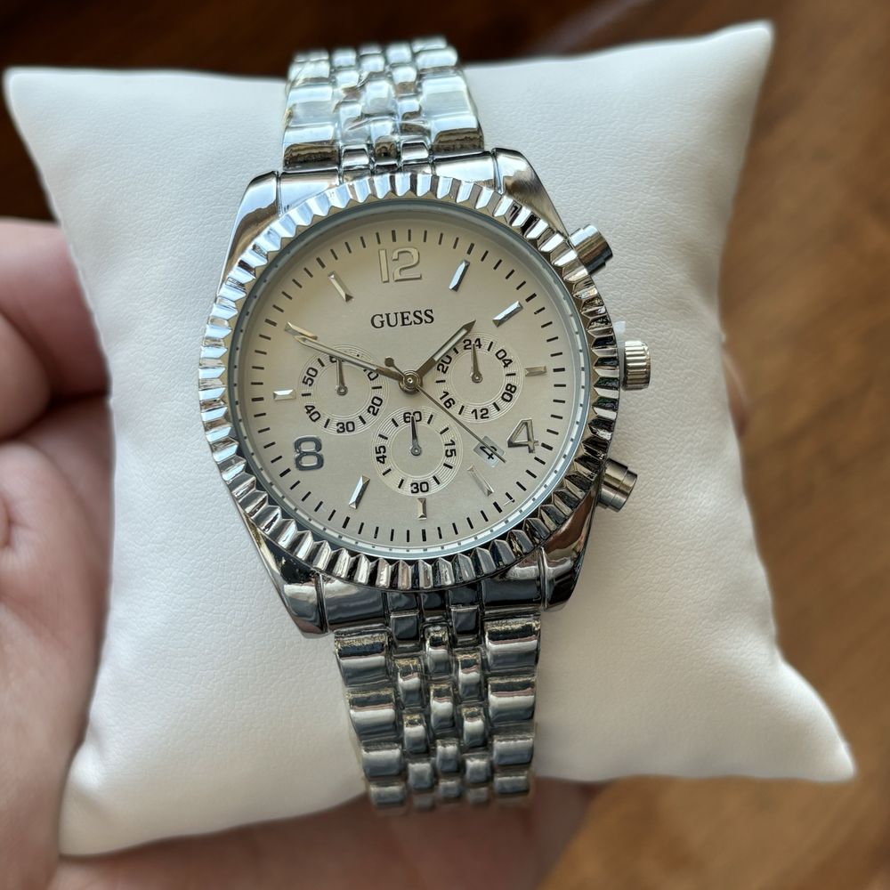 Жіночий годинник Guess на браслеті срібного кольору