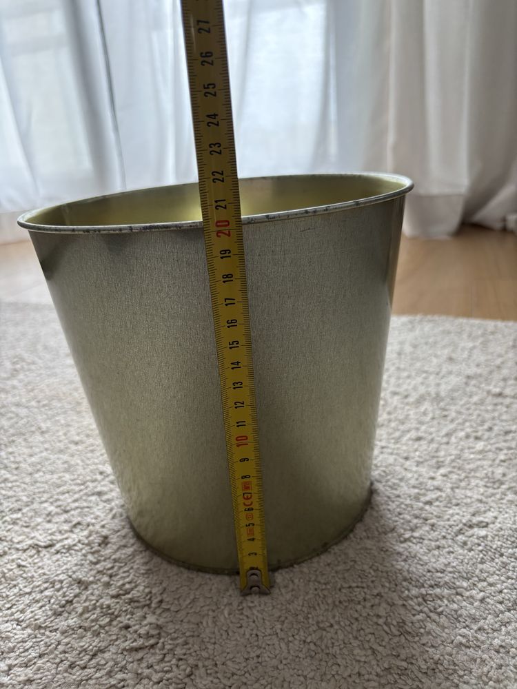 Vaso em metal dourado